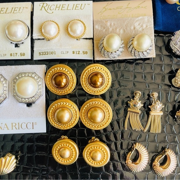 Vintage RICHELIEU Dainty Faux Pearl Gold Tone Swirl Clip On Retro Earrin… - Picture 12 of 15